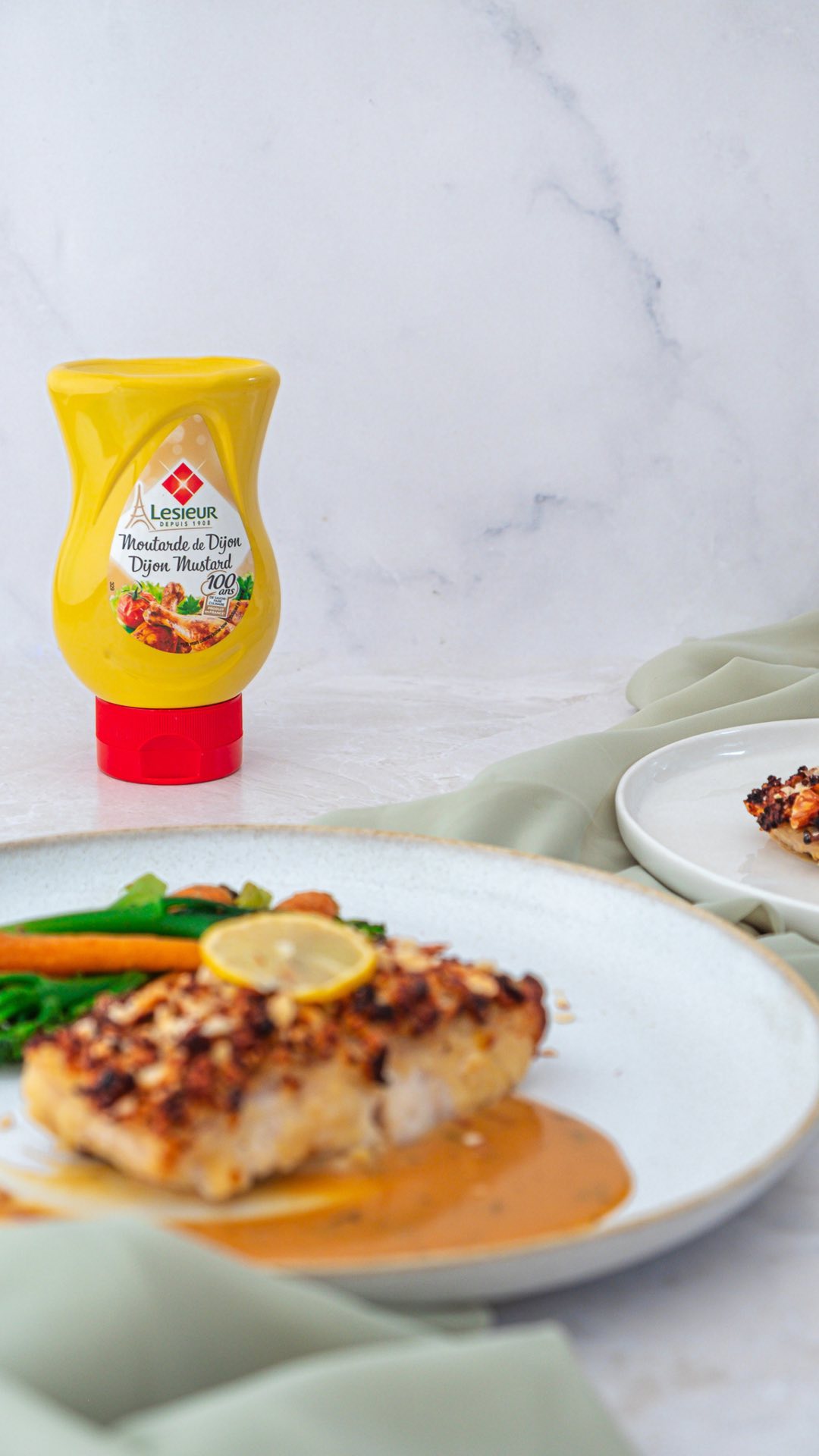 Asian Styled Honey Garlic Chicken Skewers à table with Aulson